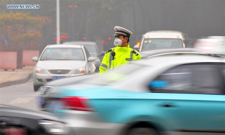 Smog blankets China's Jinan(1/5)