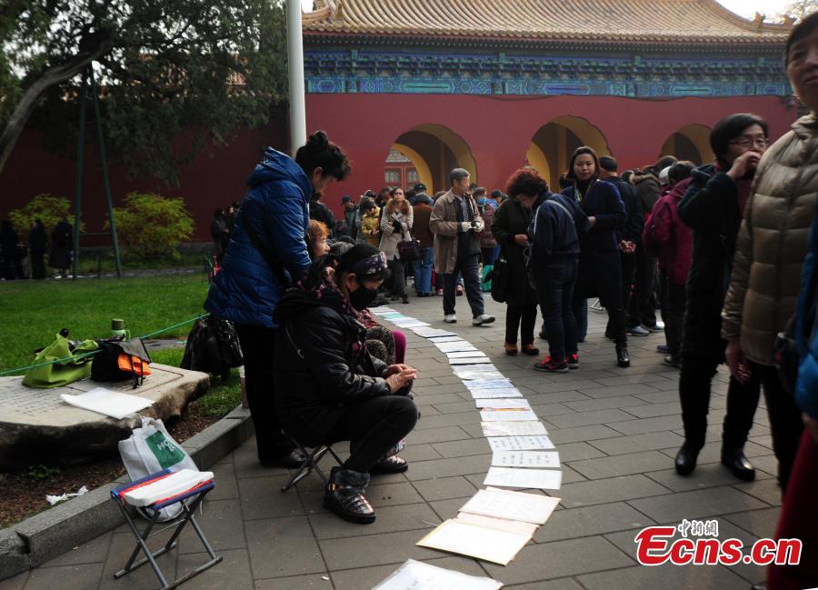 Chinese parents busy in blind date for children (1/4)