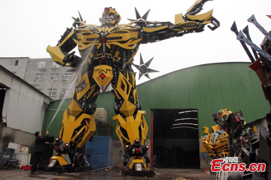 Junk transformed into 'Transformers robot'(1/4)