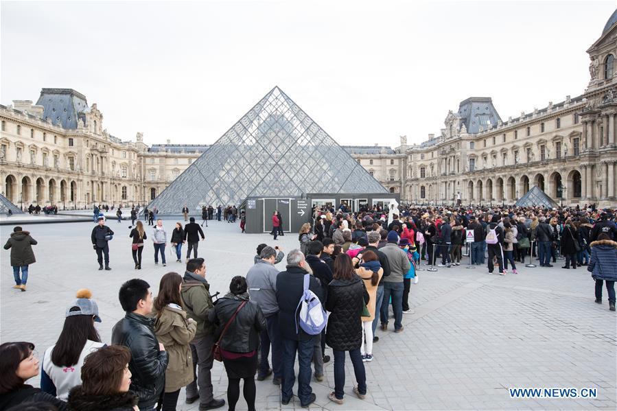 Landmarks of Paris reopen for tourists after terrorist attacks(1/11)