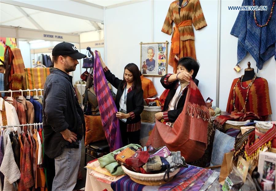 Philippine handicrafts presented to journalists at APEC summit(1/6)