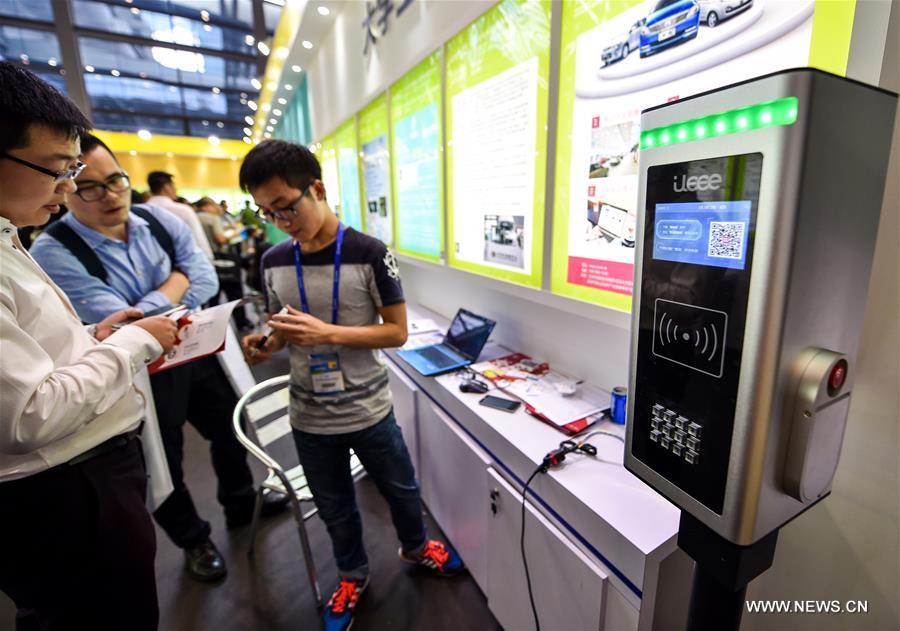 Visitors enjoy 17th China Hi-tech Fair in Shenzhen(1/5)