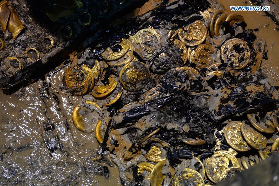Gold coins, hoofs found in 2,000-year-old Chinese tomb(1/3)