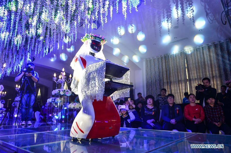 Robot bridesmaid seen in Tianjin (1/5)