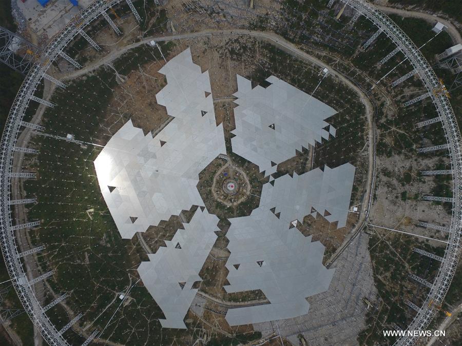Construction of China's mega radio telescope enters final stage(1/4)