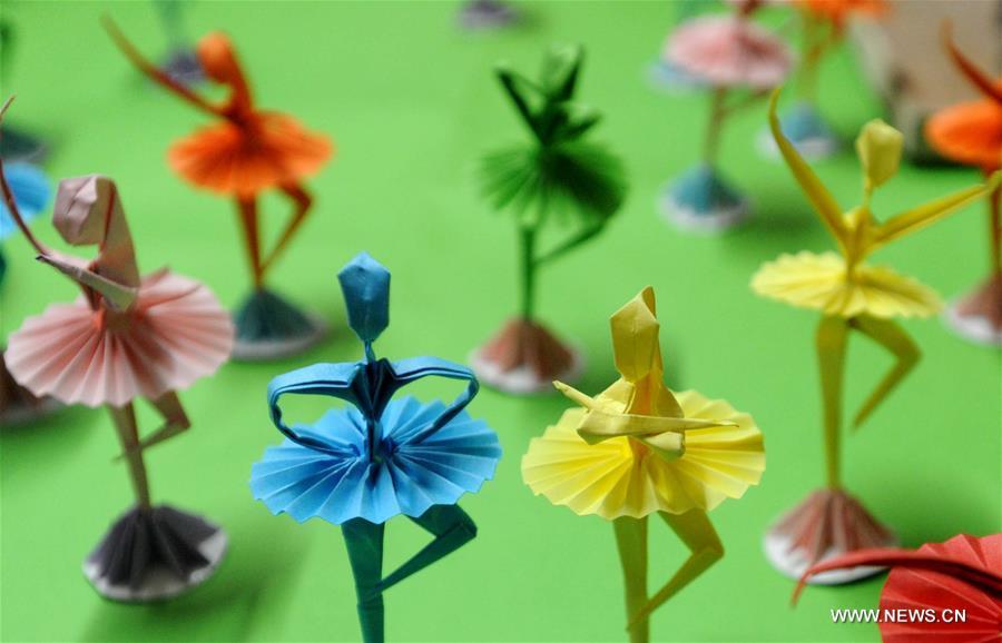 Chinese folk art: origami dancers(1/7)