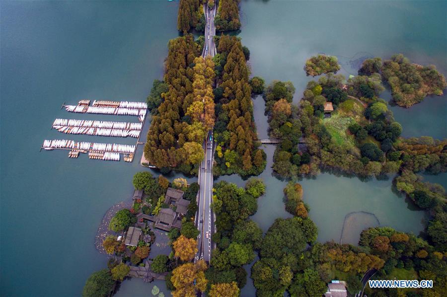Autumn scenery of West Lake in Hangzhou(1/7)