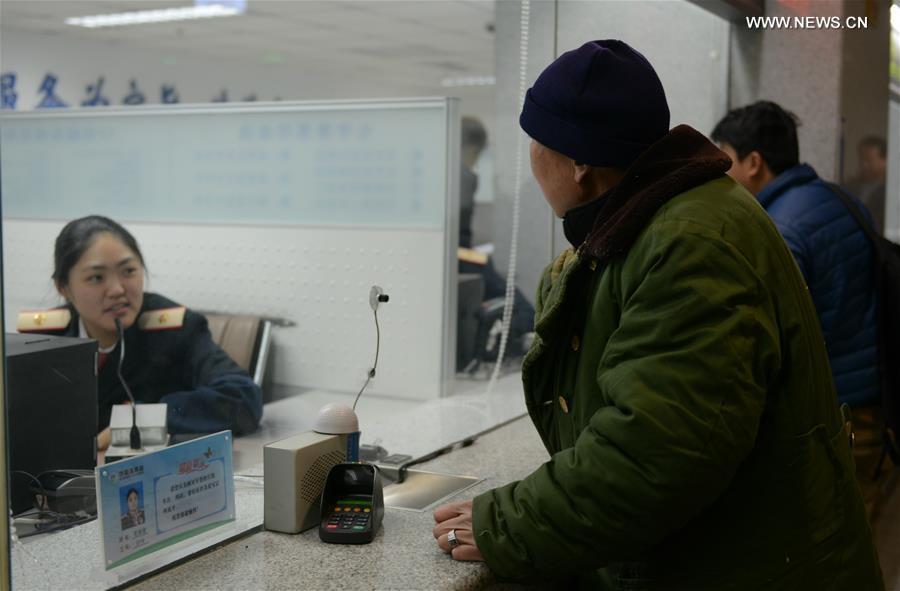 Chinese railway operator starts selling chunyun tickets(1/7)