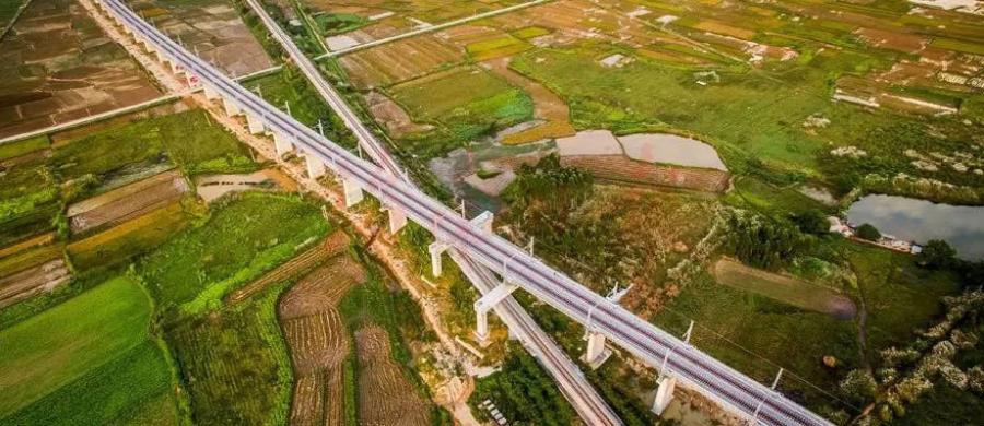 Amazing scenery along world's first around-the-island high-speed rail(1/15)