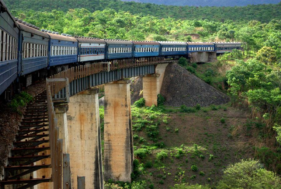 8 major aid projects by China in Africa(1/8)