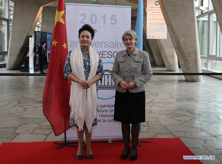 Peng Liyuan greeted by UNESCO director-general in Paris(1/1)