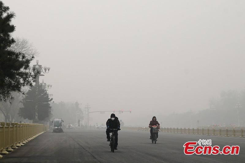Heavy smog hits Beijing(1/4)