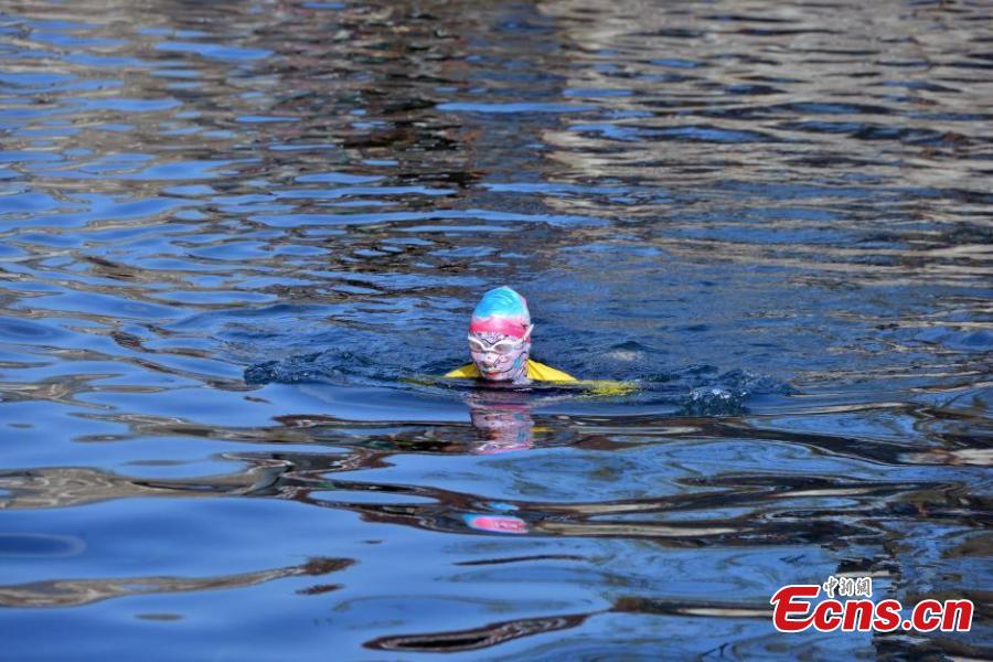 Facekini swimer has fun in icy spring(1/3)