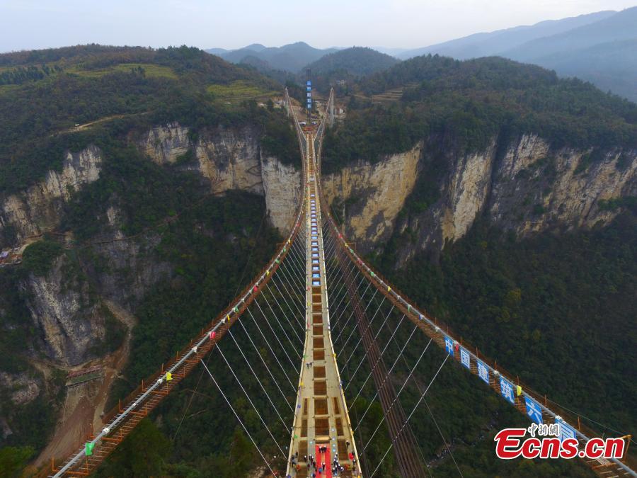 World's longest glass bridge completed in Zhangjiajie (1/4)