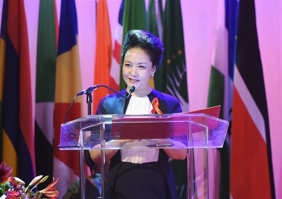 Chinese first lady attends anti-AIDS activity in South Africa (1/3)