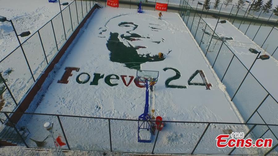 Students paint on snow for Kobe(1/4)