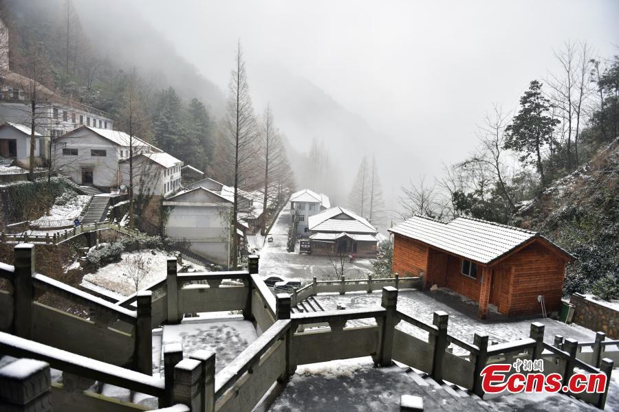 West Lake under the veil of snow(1/5)