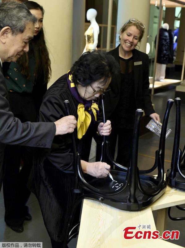 Tu Youyou signs chair at Nobel Museum in Stockholm(1/3)