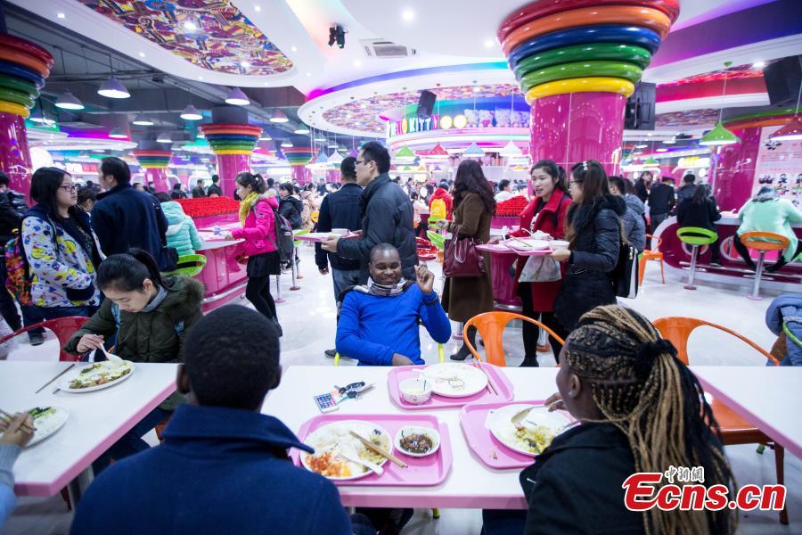 Students say hello to Hello Kitty-themed canteen (1/5)
