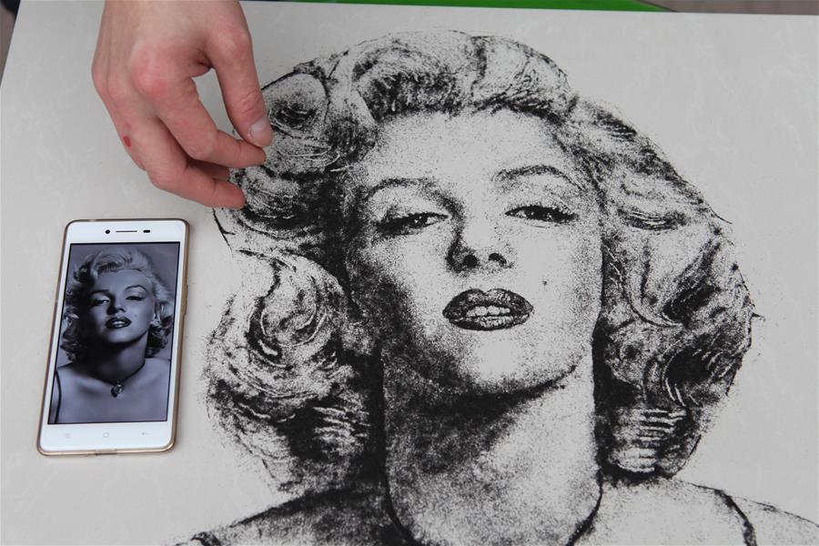 35-year-old barber draws with hair pieces in C China(2/3)