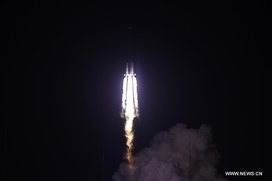 Long March-3C rocket carrying ChinaSat 1C satellite blasts off(1/5)