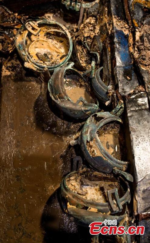 Ancient cauldrons found in 2,000-yr-old tomb(1/7)