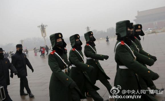Patrolling police officers in Beijing put on masks amid smog (1/6)