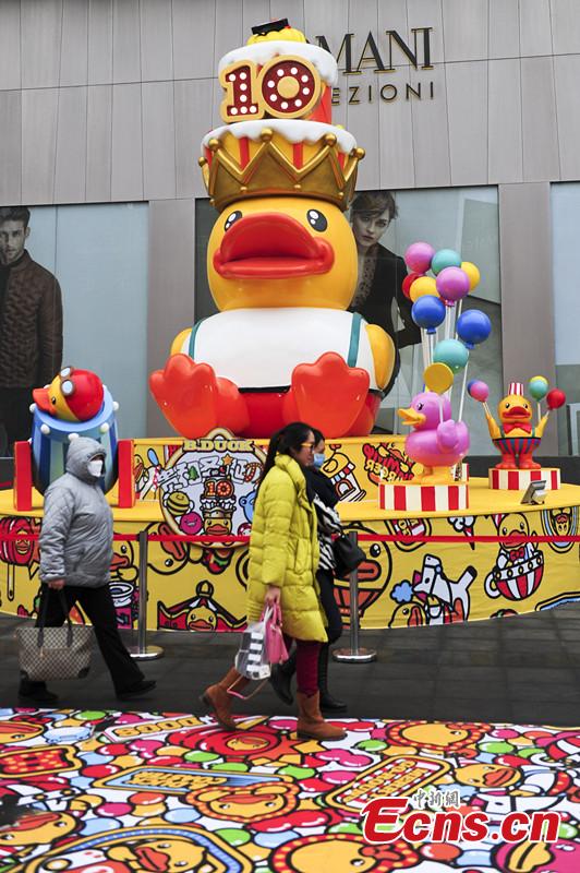 Christmas version yellow duck appears in Shandong(1/1)