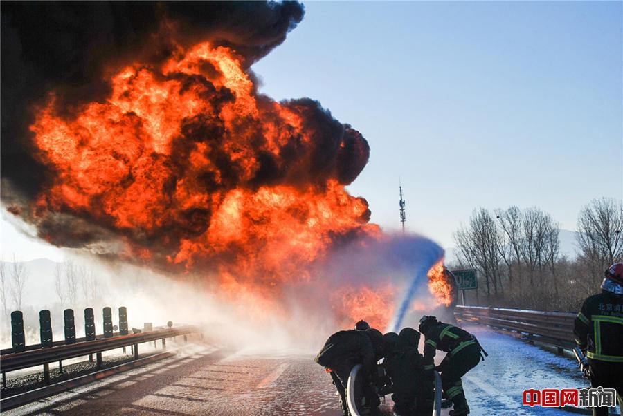 How firemen put out oil tanker blaze within two hours(1/8)