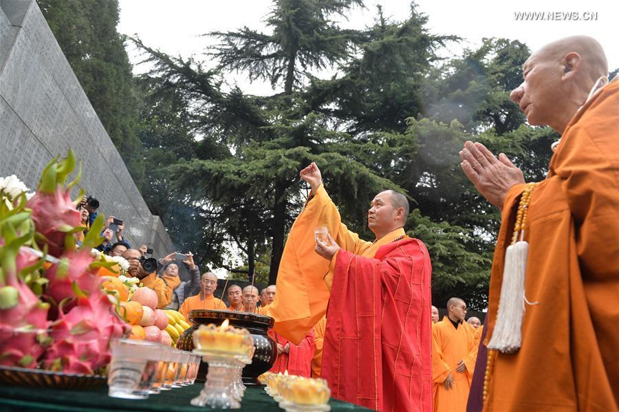 Buddhists attend ritual to pray for Nanjing Massacre victims(1/6)