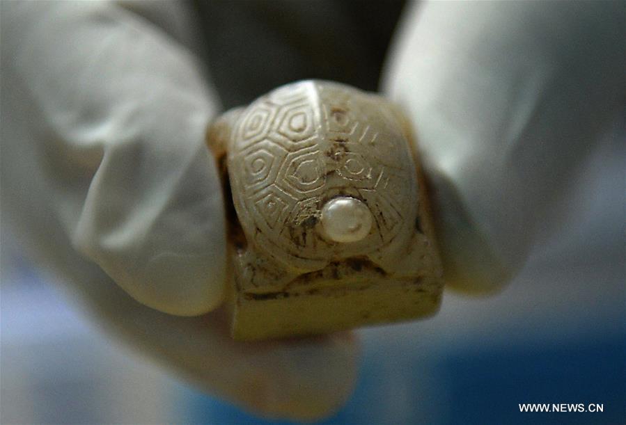 Relics inside coffin in 2,000-year-old tomb of Haihunhou(1/5)