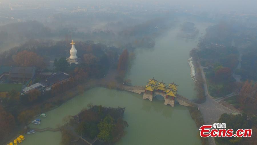 Slender West Lake looks more attractive in fog(1/4)