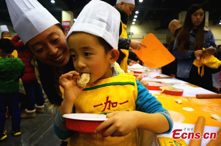 6,334 dumpling makers smash Guinness record(1/7)