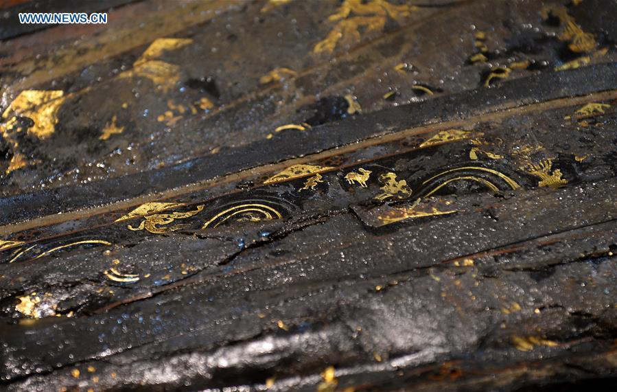 External coffin lid of 2,000-yr-old tomb opened(1/8)