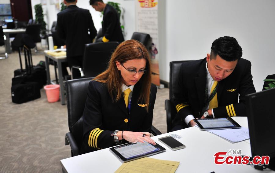 First American woman who works as captain for Chinese airline(1/7)