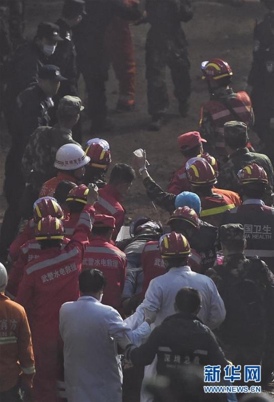 One survivor rescued from Shenzhen's landslide (1/6)