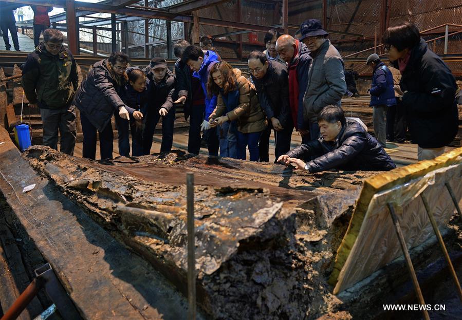 Gold plates unearthed in coffin of ancient tomb in E China(1/3)