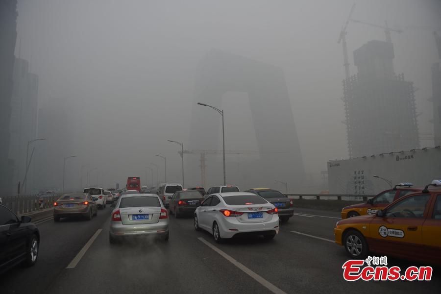 Beijing blanketed by smog and fog (1/6)
