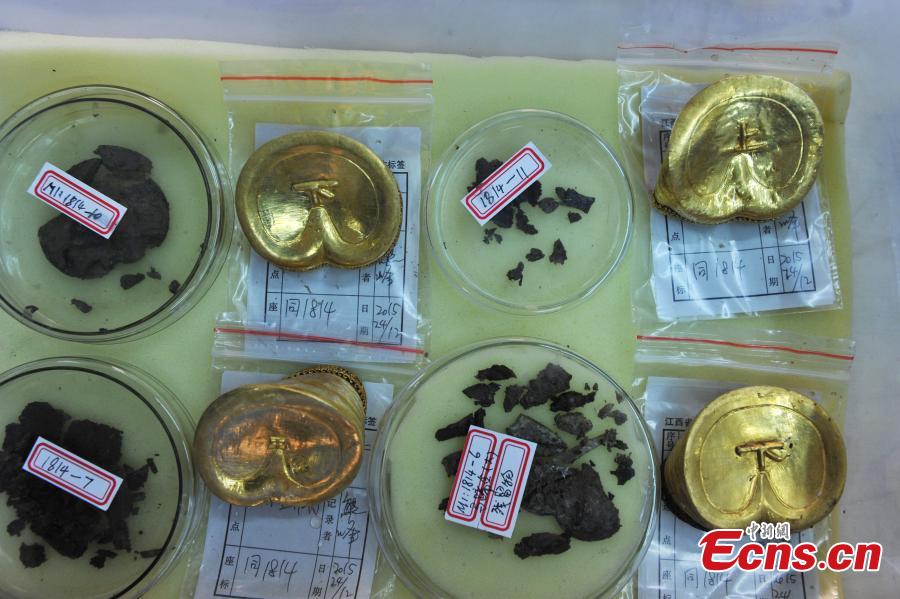 Gold relics found in Western Han tomb (1/8)
