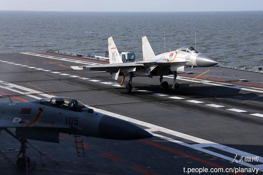 J-15 carrier-based fighters conduct training on the Liaoning(1/5)