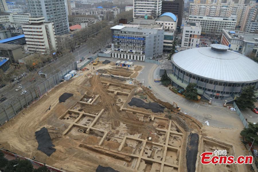 Zhengzhou's downtown finds tombs over 3,000 years ago (2/5)
