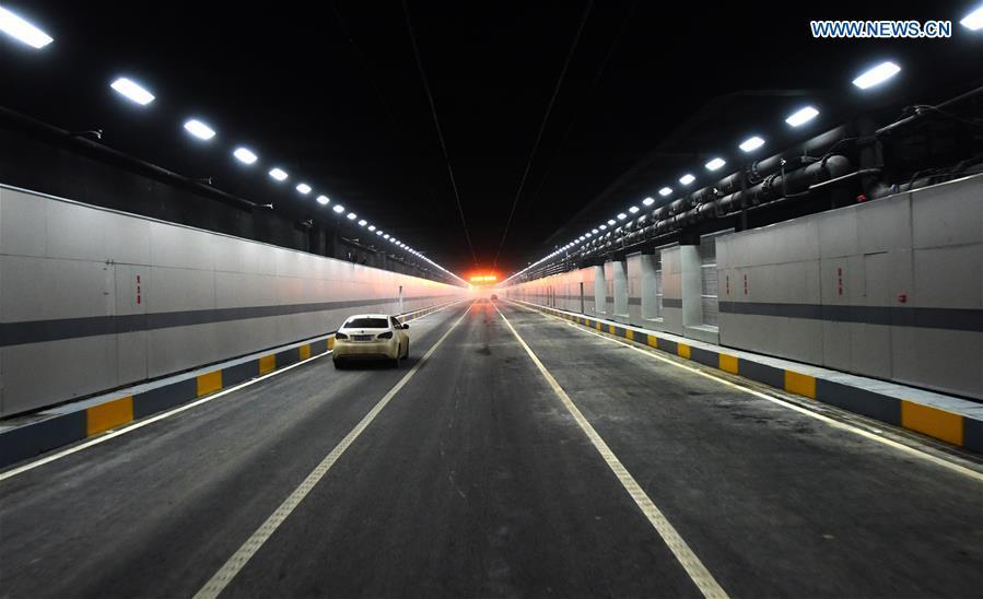 China's longest tunnel under lake opens to traffic(1/5)