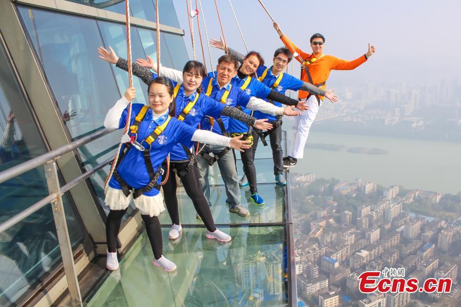 Dare you walk on glass walkway 303 meters high? (1/4)