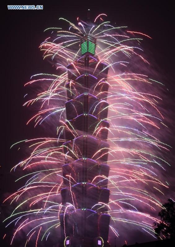 Fireworks show marks New Year's Day(1/9)