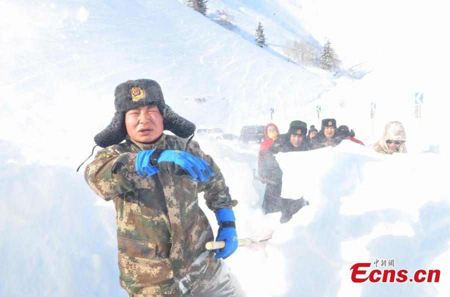 100 trapped in Xinjiang snowstorm rescued (1/5)