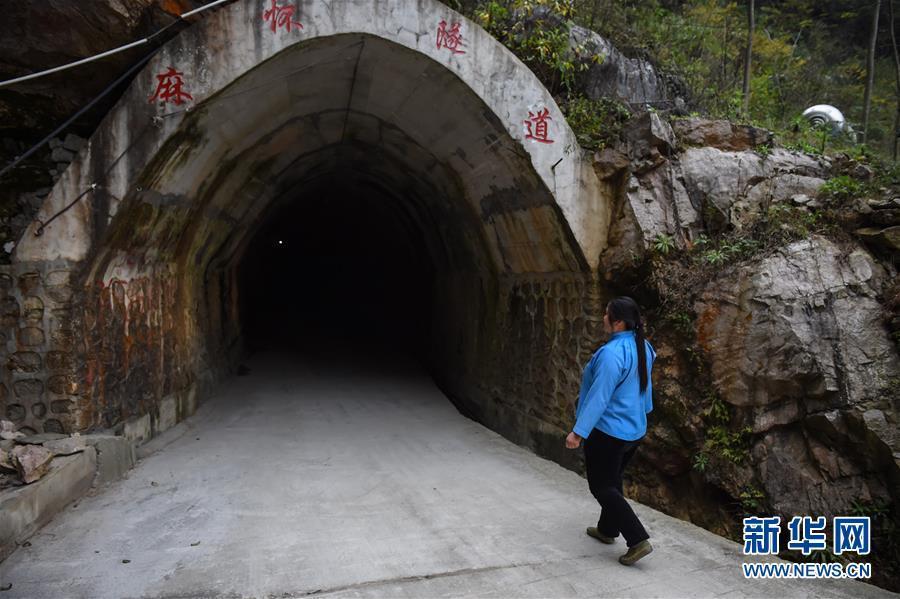 Tunnel maker links isolated village to outside world(1/4)