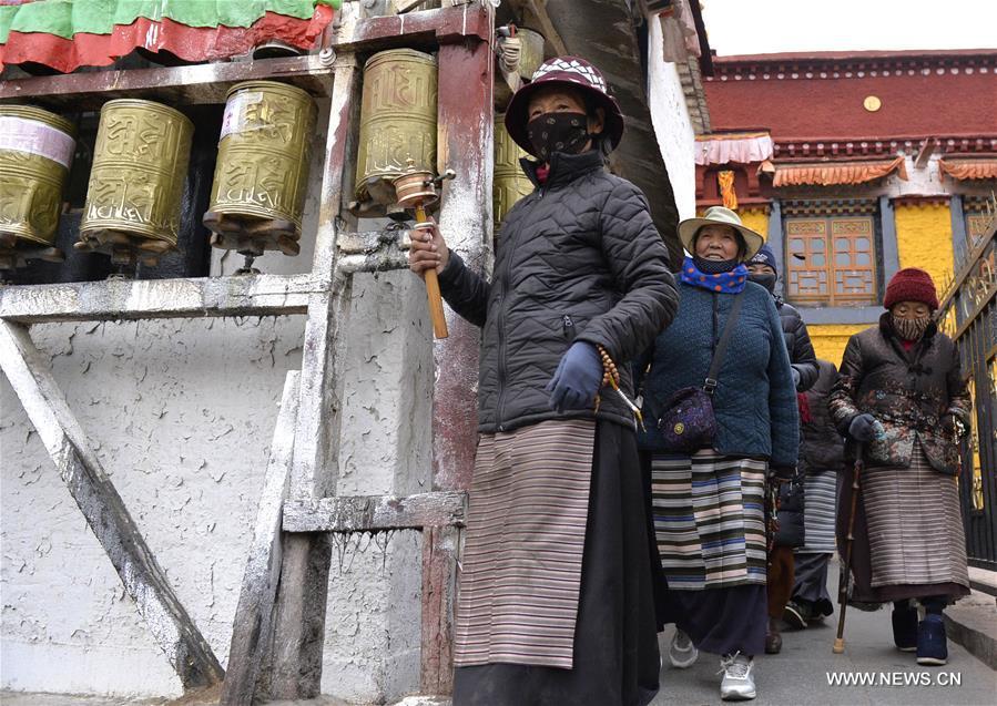 Farmers and herdsmen from all over Tibet start pilgrimages to Lhasa(1/4)