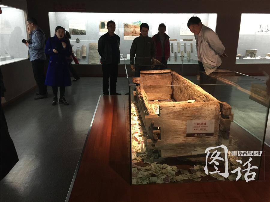 Visitors toss money into hanging coffin for good luck (1/7)