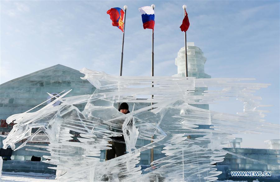 Int'l ice sculpture contest held in Harbin, NE China(1/9)