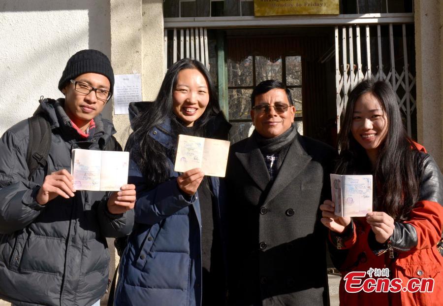 First Chinese tourists receive free Nepal visa services in Lhasa(1/4)